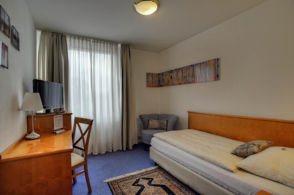 Hotel Maxim Langenfeld  Quarto foto